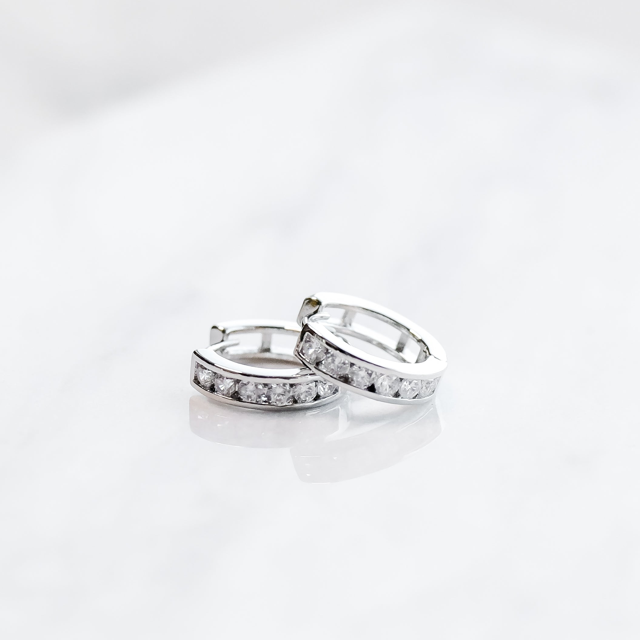 SIX Classy Kara Eyrnalokkar