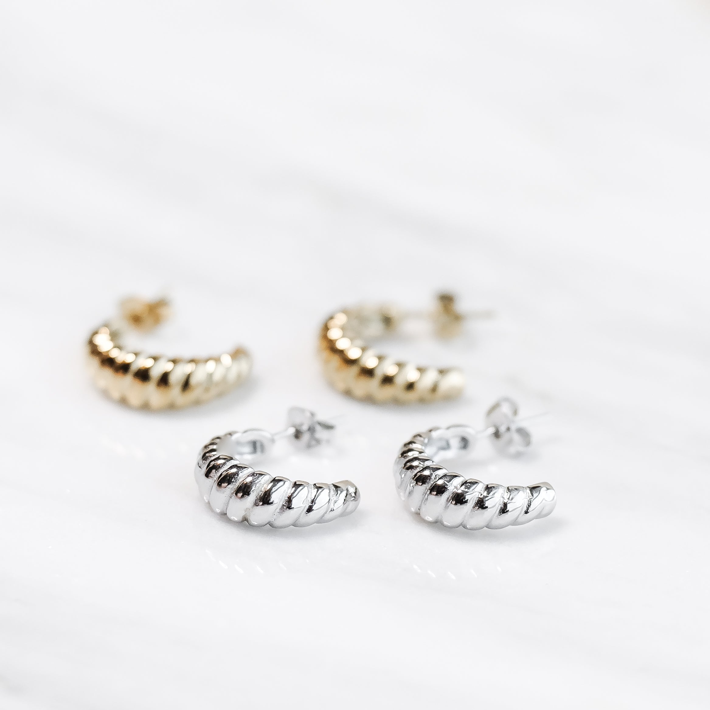 SIX Classy Iris Eyrnalokkar