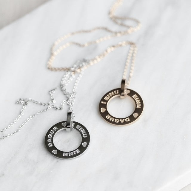 Einn dagur í einu hálsmen