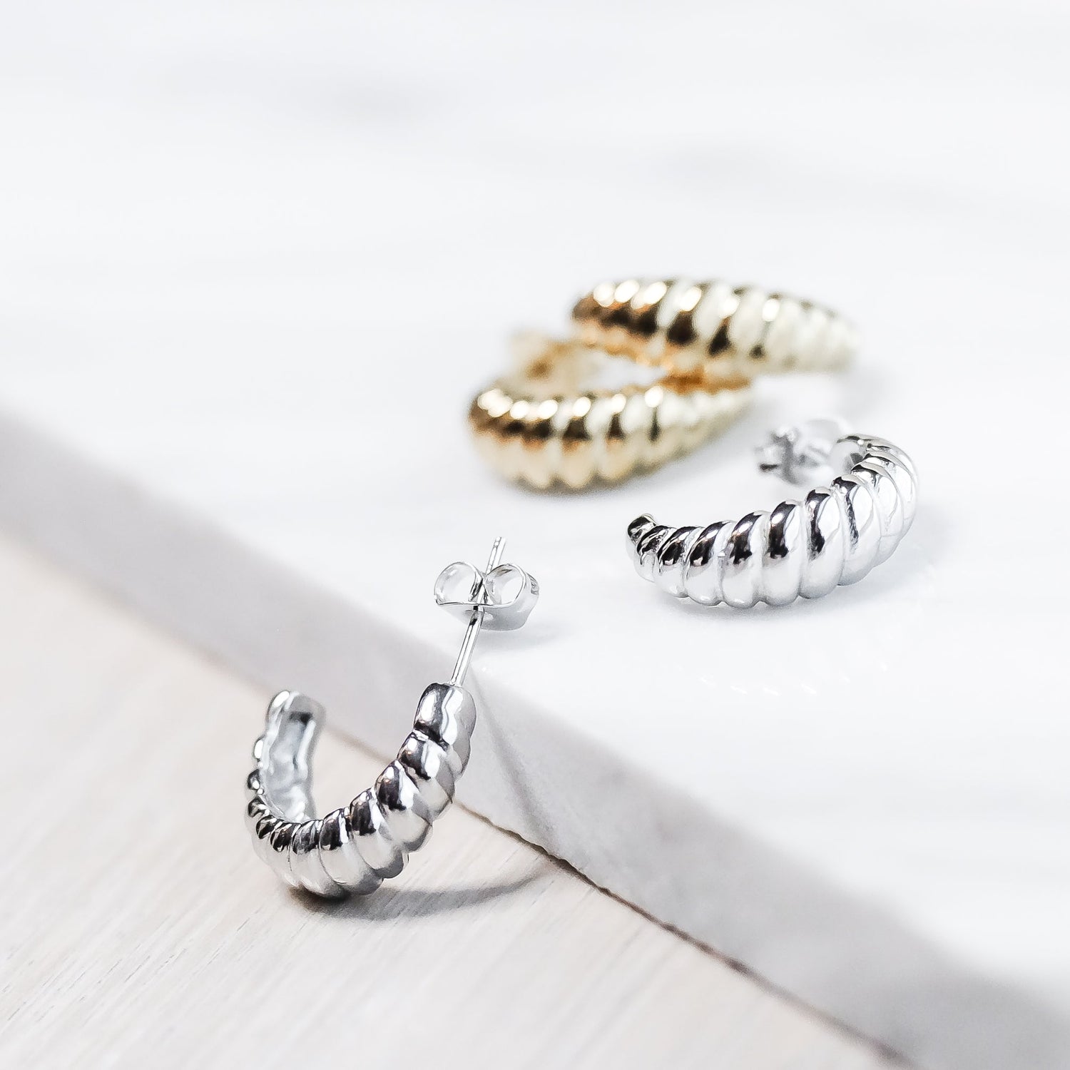 SIX Classy Iris Eyrnalokkar