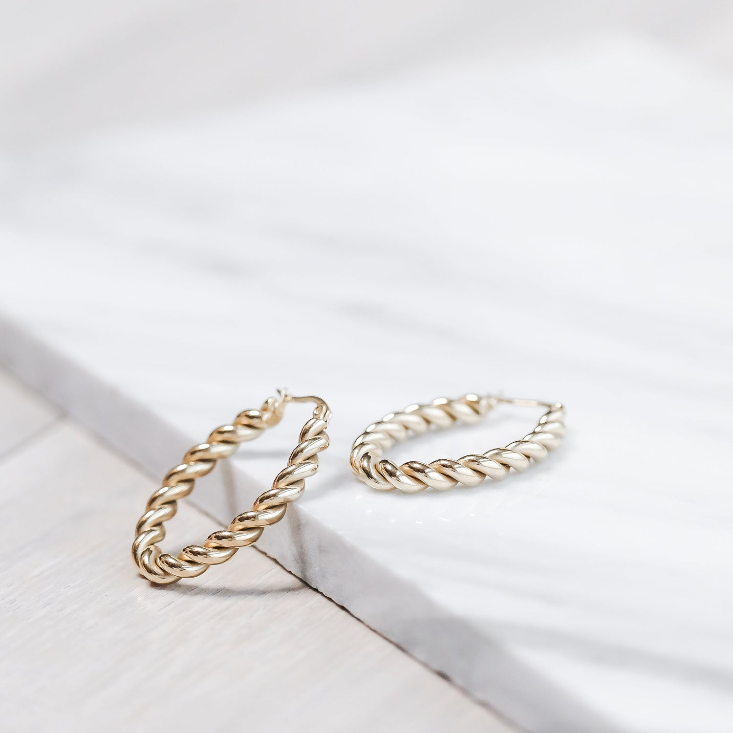 SIX ClassyTwist hoops Eyrnalokkar