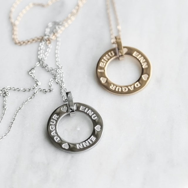 Einn dagur í einu hálsmen